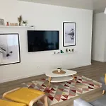 펜션 Modern Family With Hot Tub And Garden *