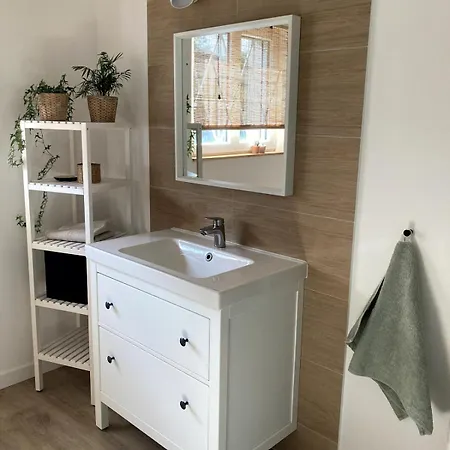 Hébergement de vacances Modern Family With Hot Tub And Garden *