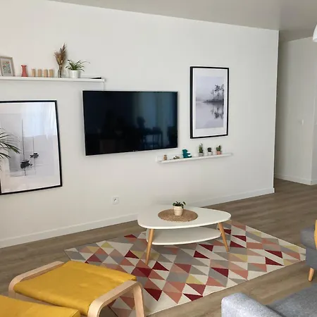 Hébergement de vacances Modern Family With Hot Tub And Garden *